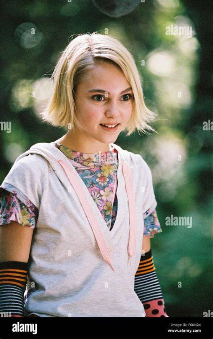 AnnaSophia Robb as Leslie Burke in Bridge to Terabithia (2017)