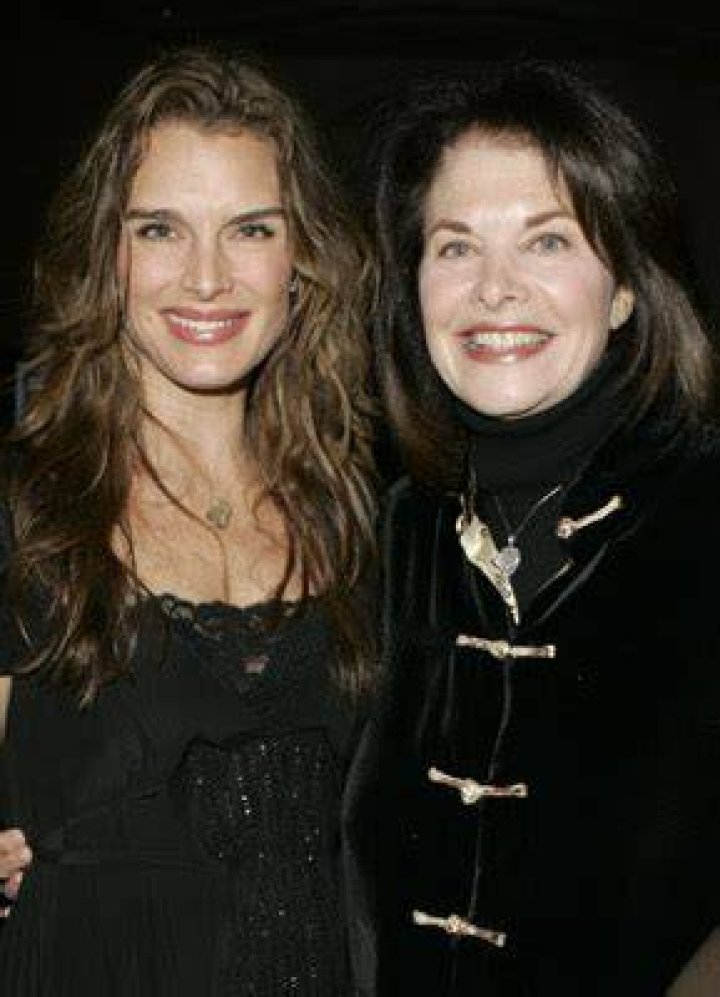 Brooke Shields as Sherry in Fear the Walking Dead 1990's