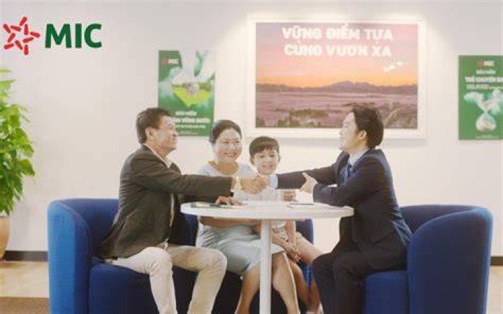 Bất chấp dịch Covid19, Ava Louiise liếm nh&agrave; vệ sinh tr&ecirc;n m&aacute;y bay 2sao
