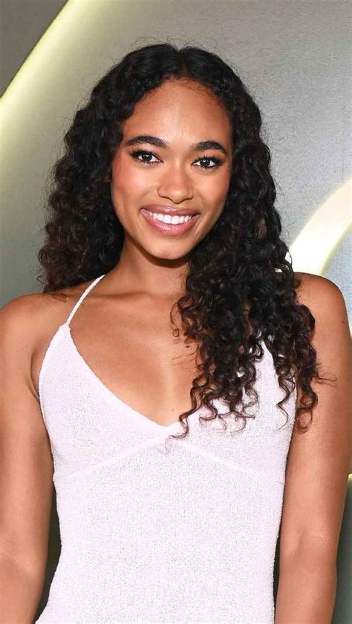 Chandler Kinney as Jenelope in Bring It On (2020)