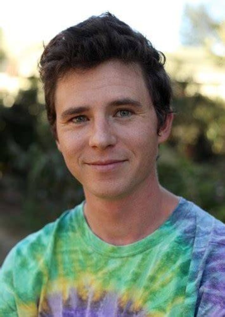 Charlie McDermott as Randy Adderson in Vidas Sem Rumo
