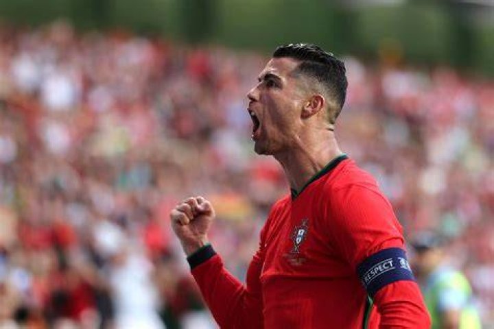Cristiano Ronaldo's girlfriend Rodriguez looks stunning after