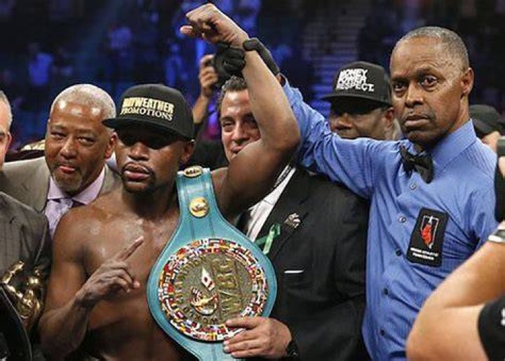 Floyd Mayweather shows off his 100 million check