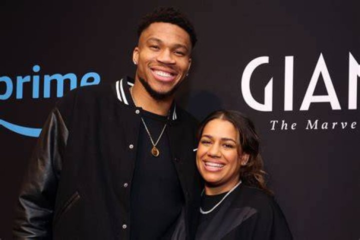 Giannis Antetokounmpo, Girlfriend Mariah Announce They're Expecting