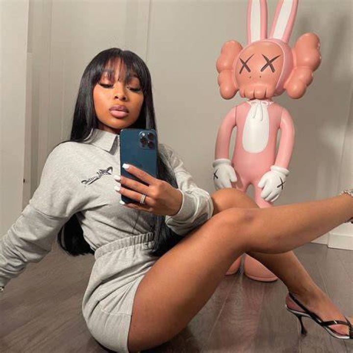 JAYDA WAYDA on Instagram &ldquo;Glam time in my swankaposh set 👅&rdquo;