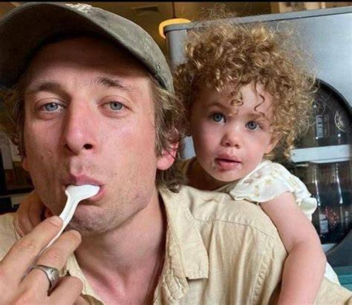 Jeremy Allen White Lovely Ffamily Wife, Kids, Siblings, Parents