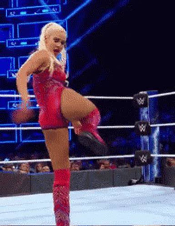 lana wwe doing twerking in M.M.C YouTube