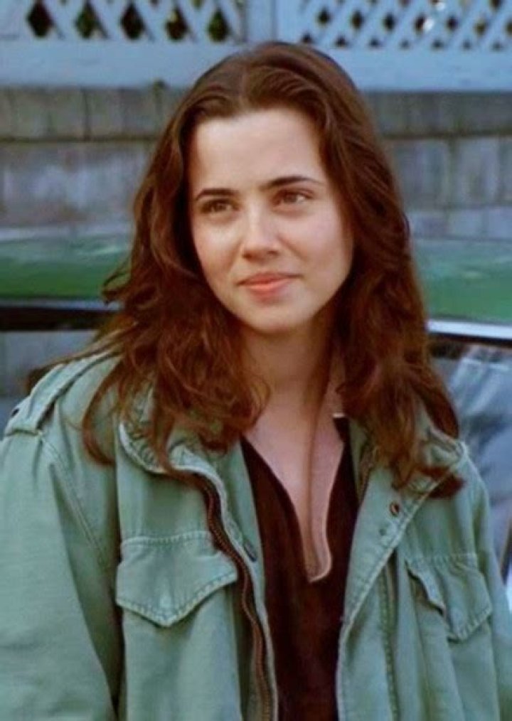 Linda Cardellini as Fiona Gallagher in Shameless (2001-2011)
