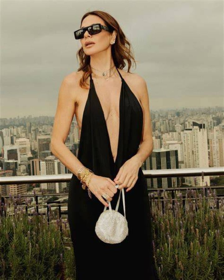 Luciana Gimenez posa com decote at&eacute; o umbigo e dispensa suti&atilde;