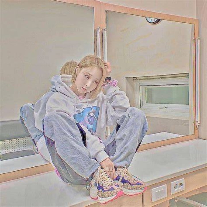 Moonbyul as Taylor Swift in Actresses Who Should Play Lesbian Couples
