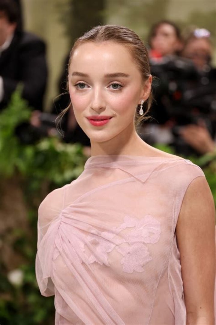 Phoebe Dynevor as Evey in Red Rising