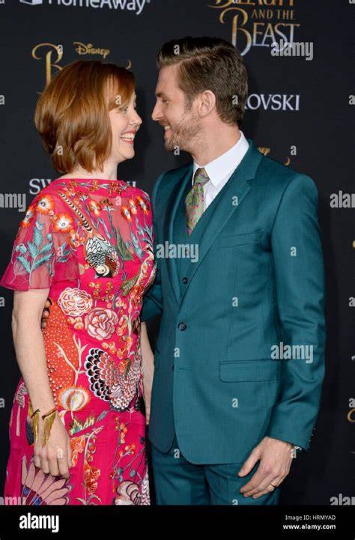 Photo dan stevens brings wife susie hariet to legion premiere 25